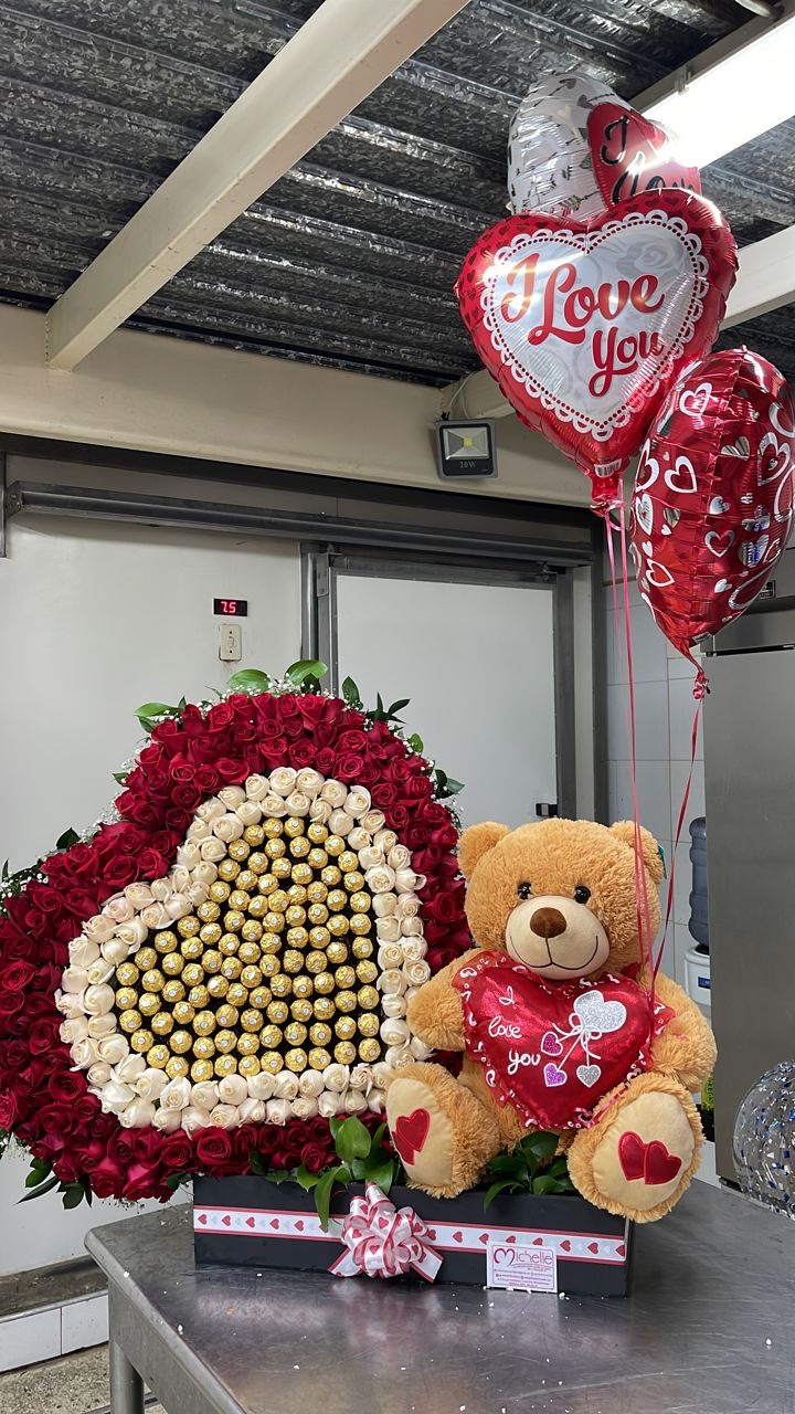 Caja con corazón de 250 rosas, 110 ferreros y peluche - Floresmichelle