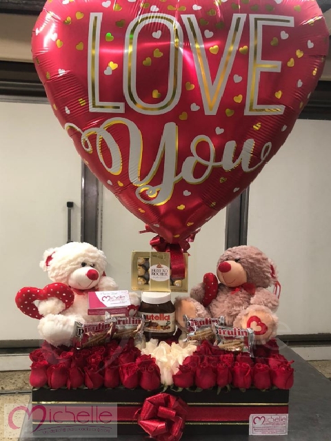 Caja de 100 rosas con peluches, dulces y globo