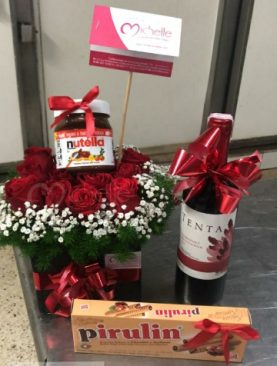 Caja de 12 rosas con vino, nutella y pirulin