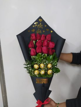Ramillete de 12 rosas, bombones y rotulado