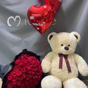 Oso 1 metro con ramillete de 100 rosas y 3 globos corazón con helio